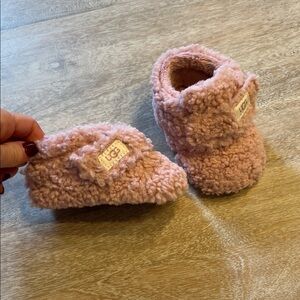 Baby Ugg bixby shoes 2/3 size EUC